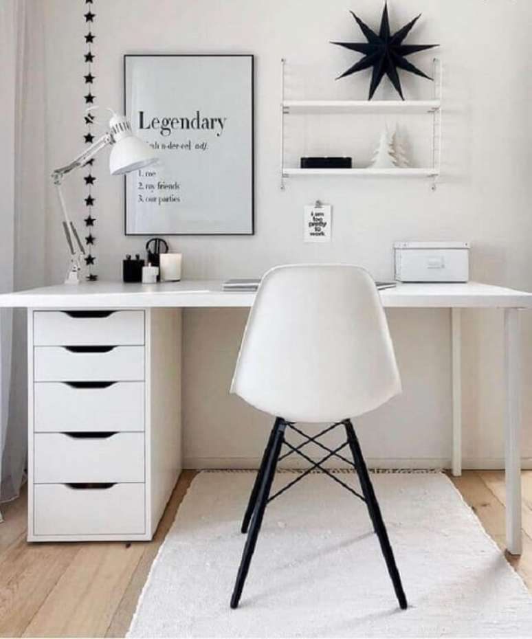 27. Home office pr&aacute;tico e funcional com escrivaninha e gaveteiro branco. Fonte: Westwing Home & Living