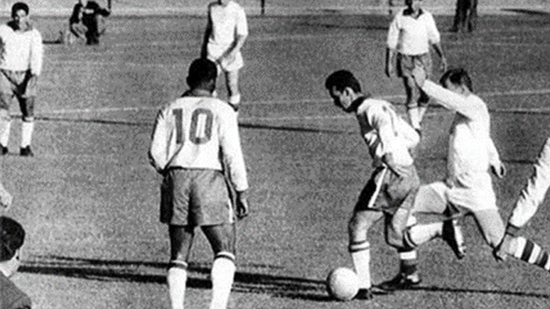 Lance do primeiro jogo entre Brasil e Tchecoslováquia na Copa do Chile, em 1962. Durante a partida, Pelé sofreu um estiramento na coxa e foi substituído por Amarildo, o "Possesso". A partida terminou 0 a 0.