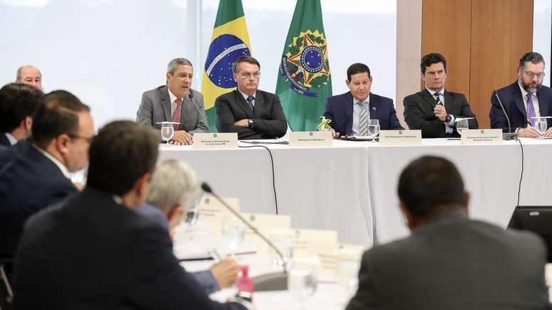 Em imagens da reunião, o então ministro Sergio Moro aparece com o semblante carregado