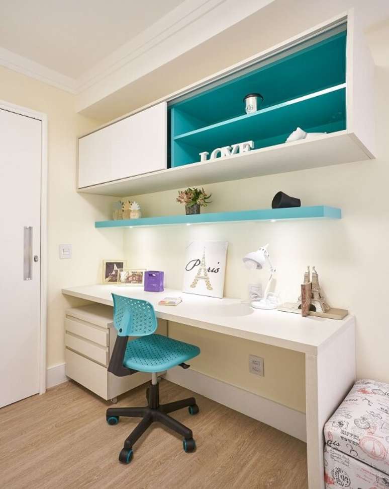 34. O gaveteiro branco com rodinhas ajuda na organiza&ccedil;&atilde;o de itens de papelaria. Projeto de Concept Engenharia + Design Amanda Pagliarini Macedo