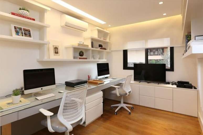 26. Home office compartilhado com gaveteiro branco. Projeto de Hildebrand Silva Arquitetura