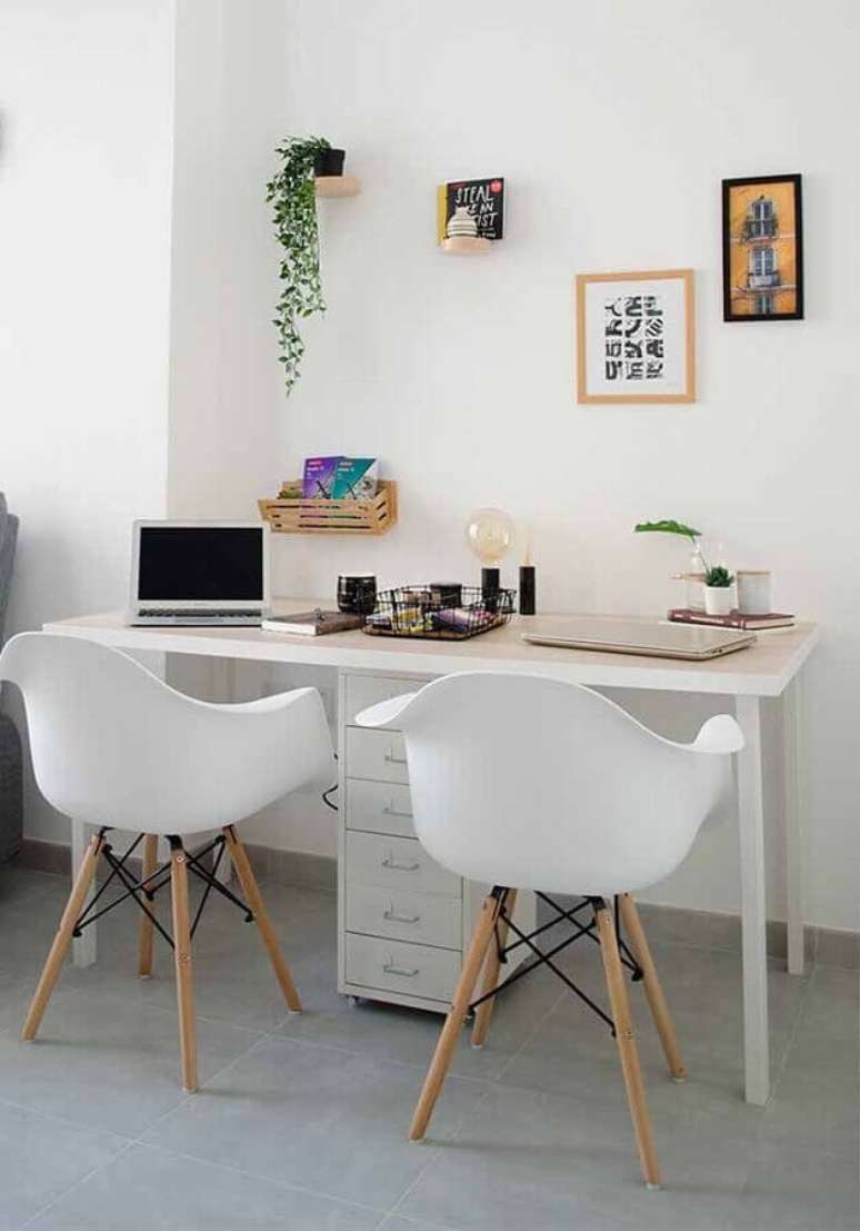 58. Modelos de escrivaninha para home office branco decorado com cadeira eames &ndash; Foto: Pinterest