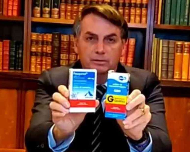 Bolsonaro exibe caixas de Cloroquina durante a pandemia de covid-19 no Brasil