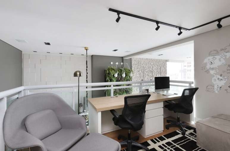 35. O gaveteiro branco delimita o espaço de cada usuário da escrivaninha. Projeto de Inside Arquitetura e Design