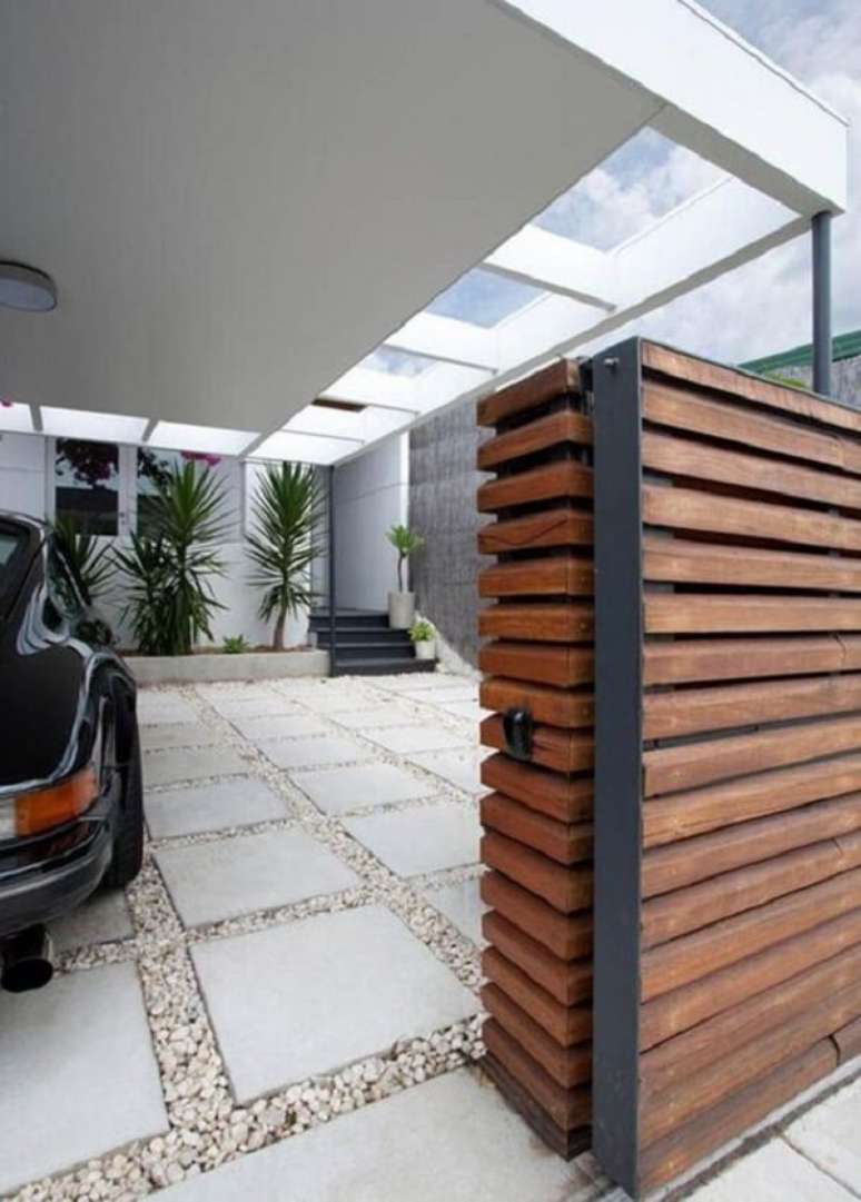 44. Cerâmica para garagem externa com pedras no chão antiderrapante – Foto Pinterest