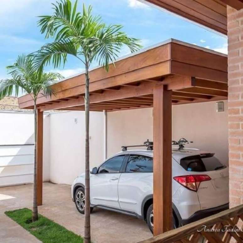 55. Garagem com piso de cerâmica e cobertura de madeira – Foto Andrea Castro Resende Fadini