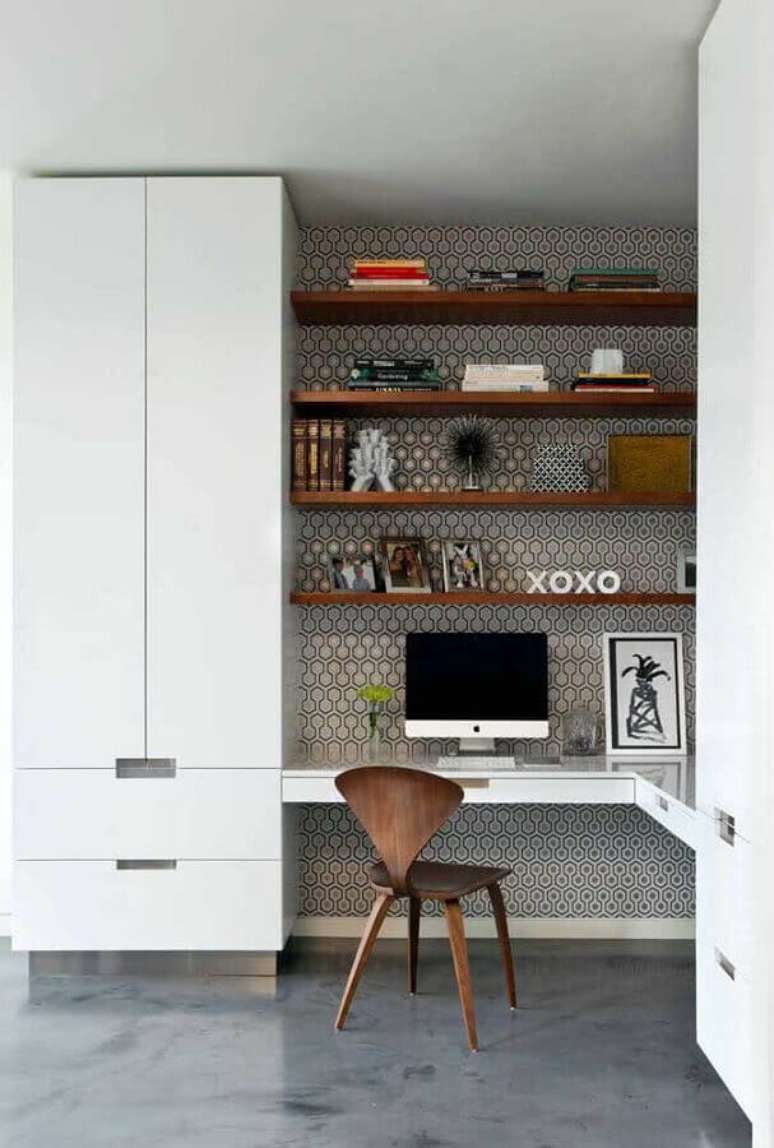 49. Escrivaninha home office de canto decorado com prateleiras de madeira &ndash; Foto: Pinterest