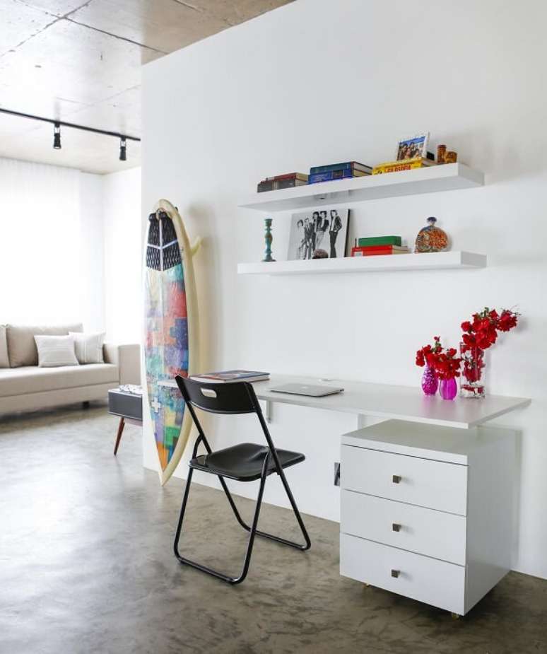 1. Escrivaninha suspensa e gaveteiro branco decoram o ambiente. Projeto de Buji Decoração Reuso