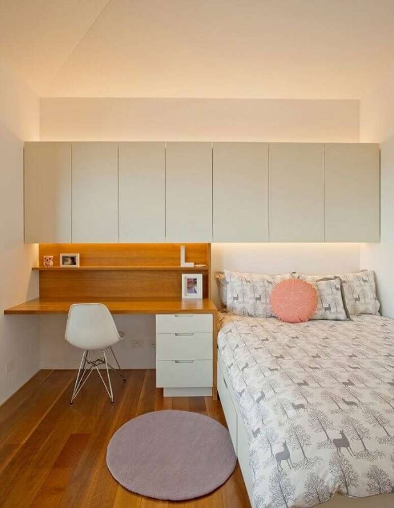15. Escrivaninha de madeira e gaveteiro branco complementam a decora&ccedil;&atilde;o do quarto simples. Fonte: Houzz