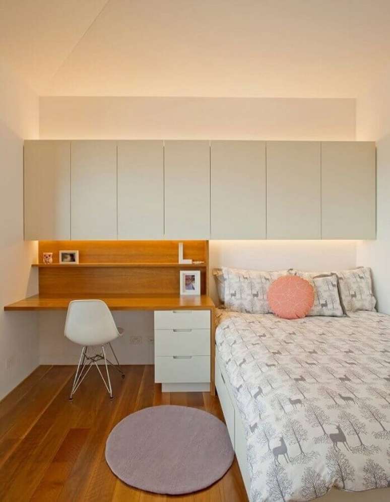 15. Escrivaninha de madeira e gaveteiro branco complementam a decoração do quarto simples. Fonte: Houzz