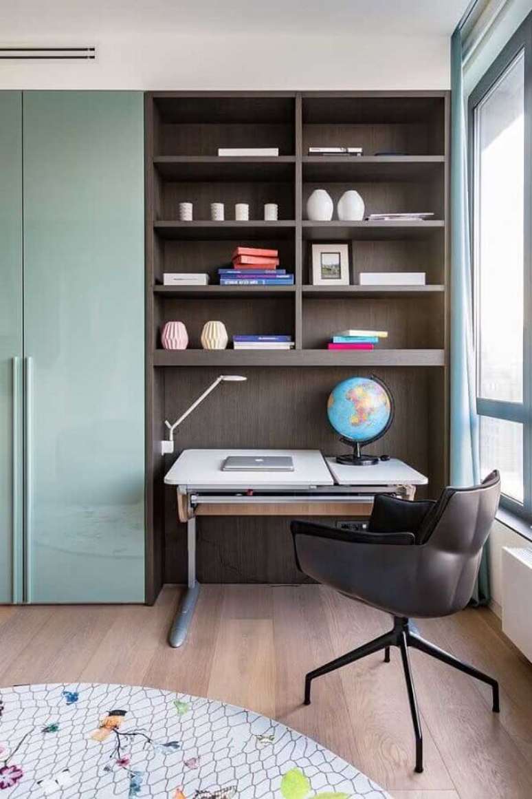 37. Decora&ccedil;&atilde;o moderna com escrivaninha home office para quarto planejado &ndash; Foto: Behance