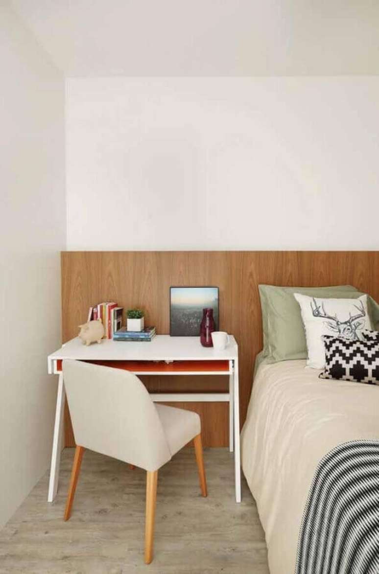 50. Escrivaninha home office para decora&ccedil;&atilde;o de quarto branco com cabeceira de madeira &ndash; Foto: Jeito de Casa