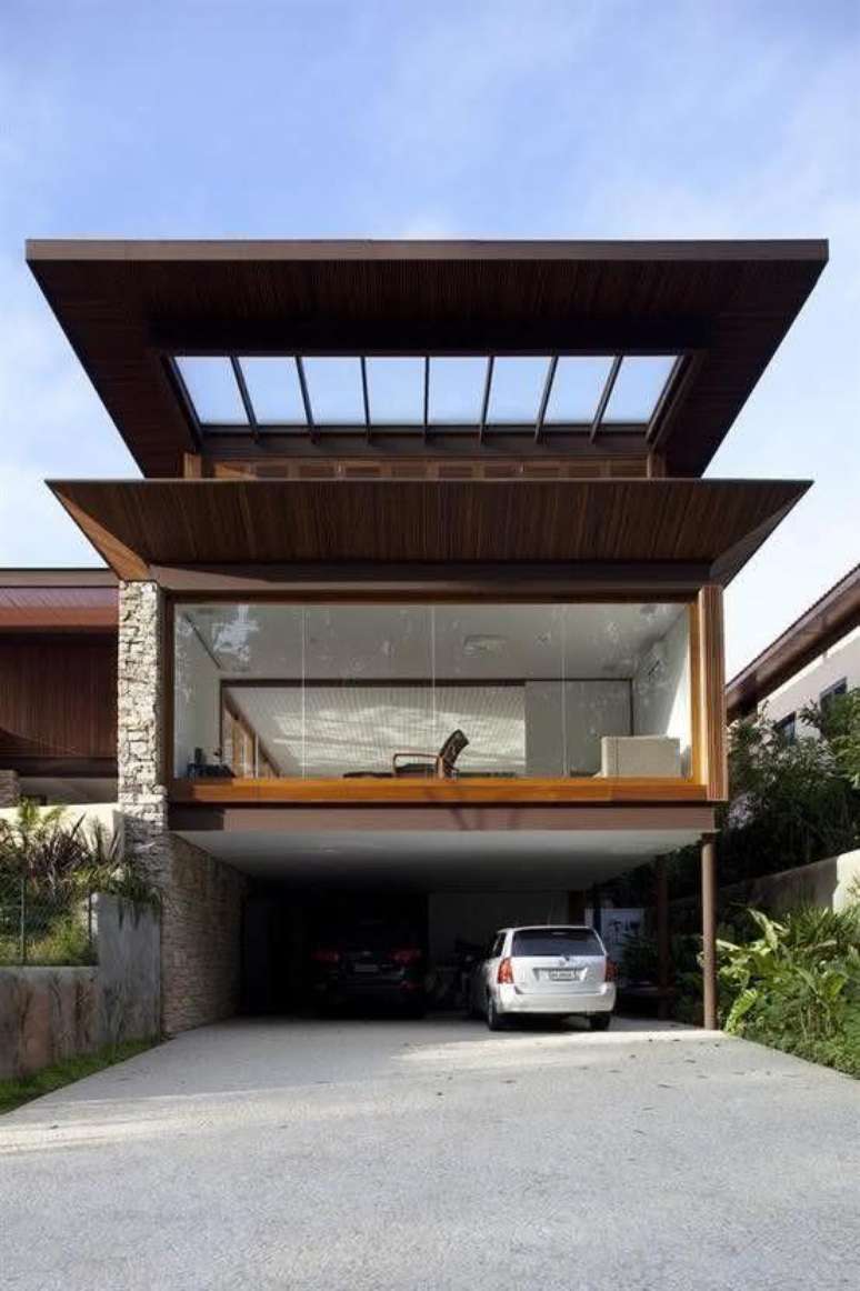 33. Cerâmica para garagem com cobertura da casa com janela de vidro – Foto Pinterest