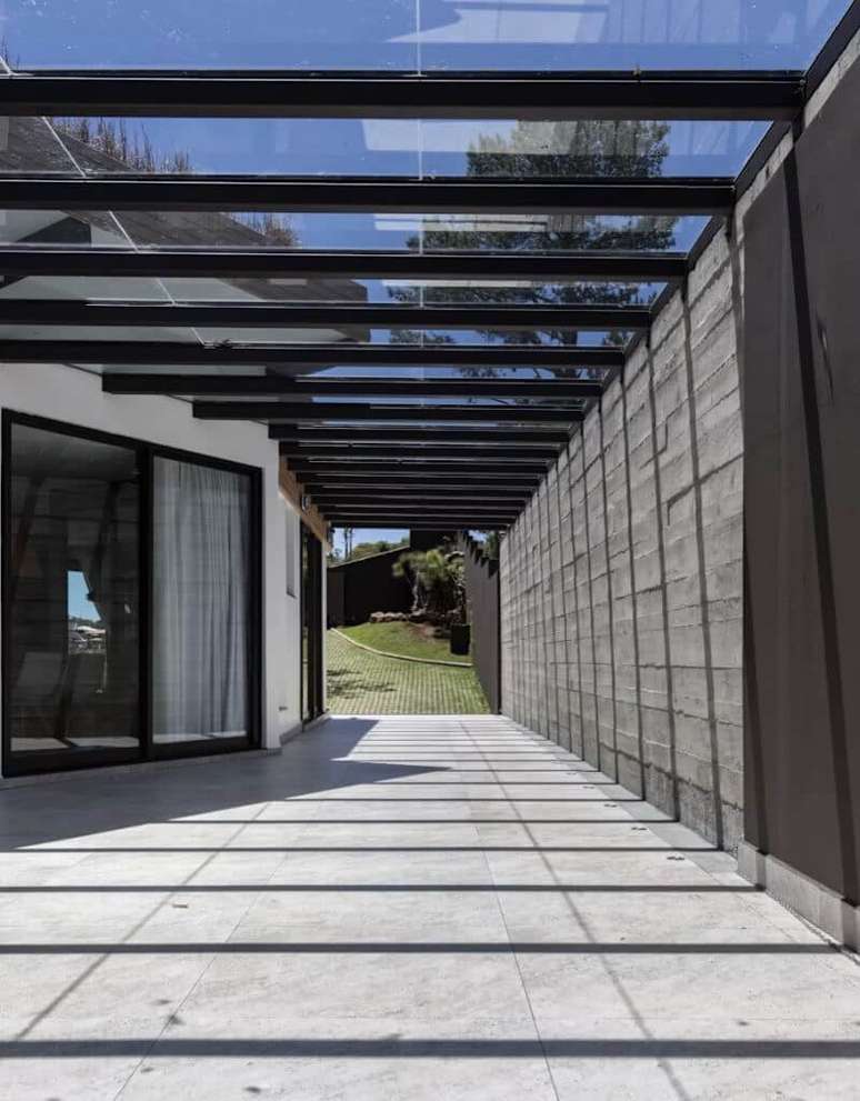 61. Piso cer&acirc;mica para garagem em cimento queimado e &aacute;rea moderna &ndash; Foto Pinterest