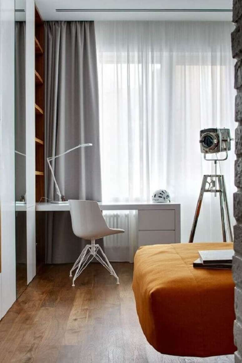 8. Decora&ccedil;&atilde;o de quarto planejado com gaveteiro branco embutido na escrivaninha. Fonte: Decoholic