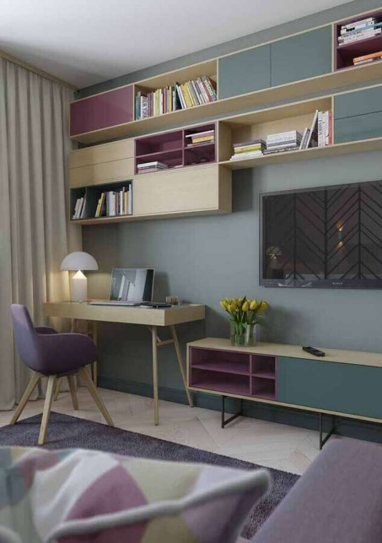 20. Decora&ccedil;&atilde;o com escrivaninha para home office na sala de TV &ndash; Foto: Pinterest