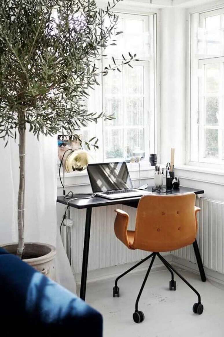 43. Decora&ccedil;&atilde;o simples com escrivaninha para home office pequeno com cadeira de couro &ndash; Foto: Houzz