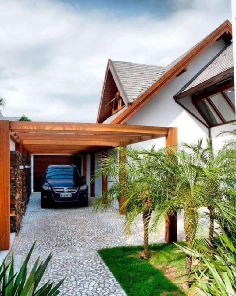 9. Casa com cerâmica para garagem coberta por pergolado de madeira – Foto Decora Sandra
