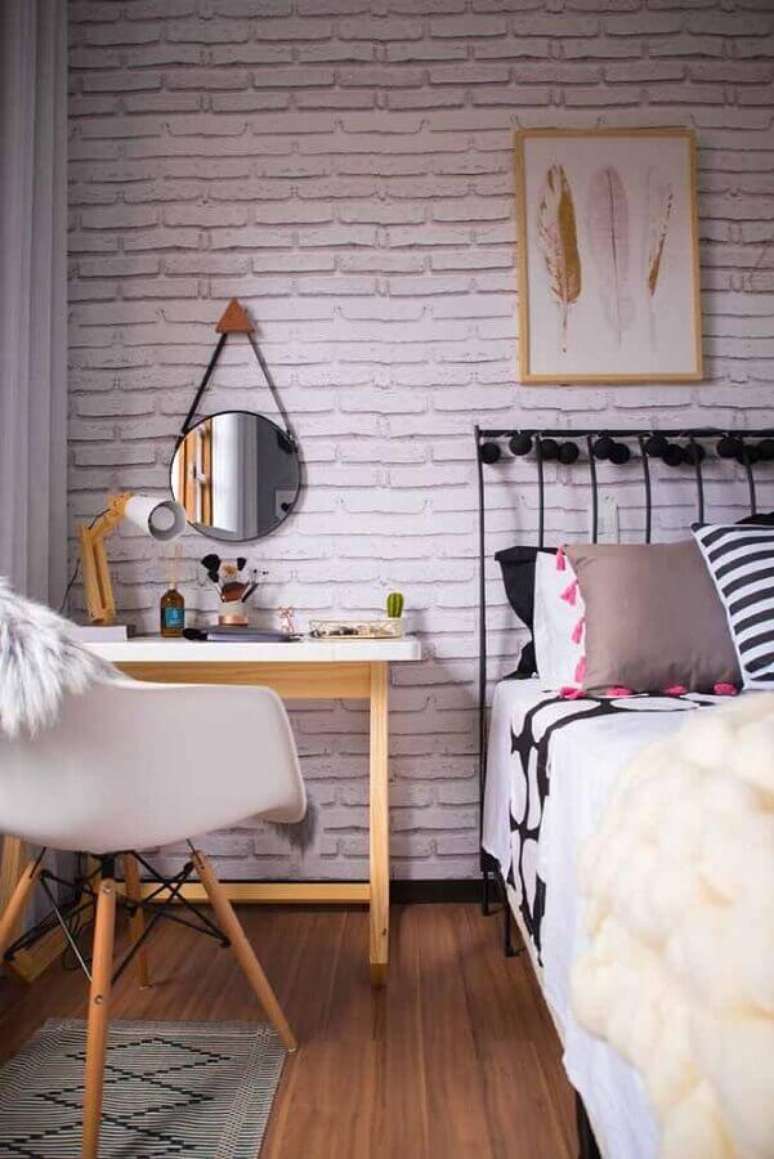 22. Decora&ccedil;&atilde;o com parede tijolinho branco e escrivaninha para home office no quarto &ndash; Foto: Pinterest