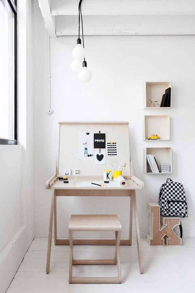 15. Decora&ccedil;&atilde;o clean com escrivaninha para home office pequeno &ndash; Foto: Pinterest