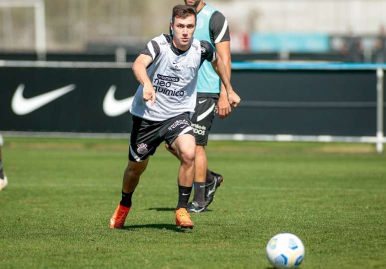 Lucas Piton voltou a treinar nesta segunda-feira no Corinthians (Foto: Rodrigo Coca/Ag. Corinthians)