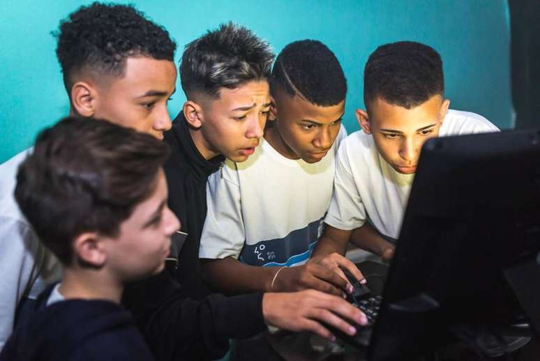 Com o Conectando seu Futuro, Facebook e Recode querem formar jovens brasileiros como desenvolvedores de tecnologia.  