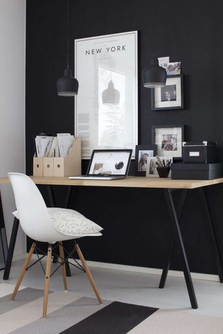 38. Decora&ccedil;&atilde;o preto e branco para home office com escrivaninha simples &ndash; Foto: Pinterest