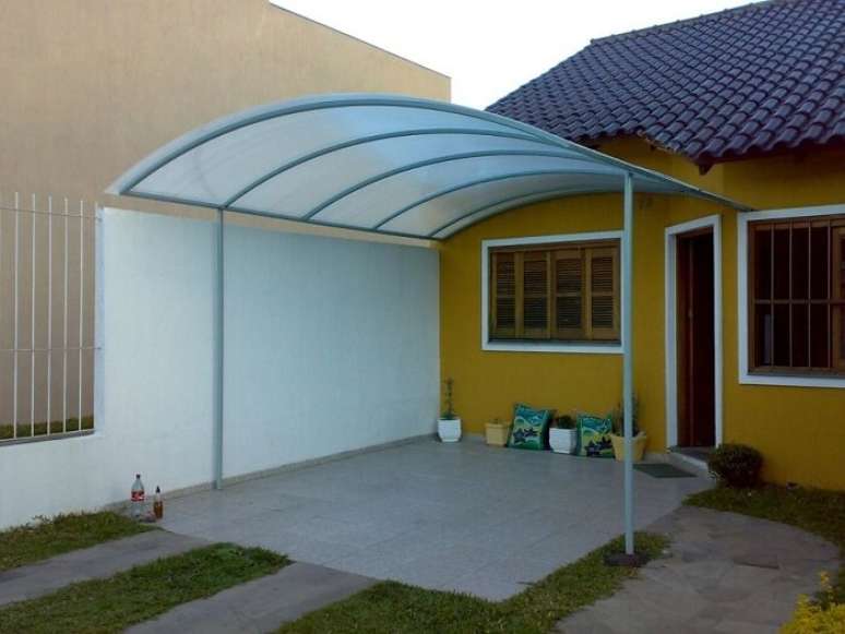 38. Cerâmica para garagem com toldo de policarbonato – Foto Pinterest