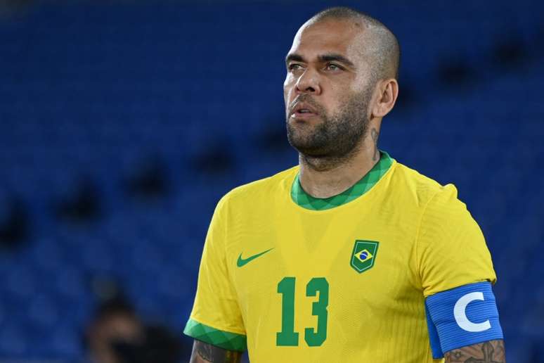 Daniel Alves criticou a diretoria do clube paulista após conquistar o ouro pelo Brasil (Foto: DANIEL LEAL-OLIVAS / AFP)