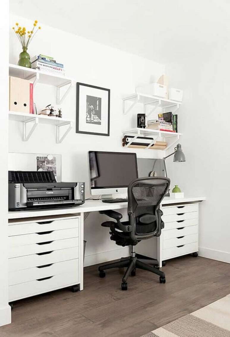 7. Mantenha o espa&ccedil;o de trabalho e estudo organizado fazem uso do gaveteiro branco. Fonte: Houzz