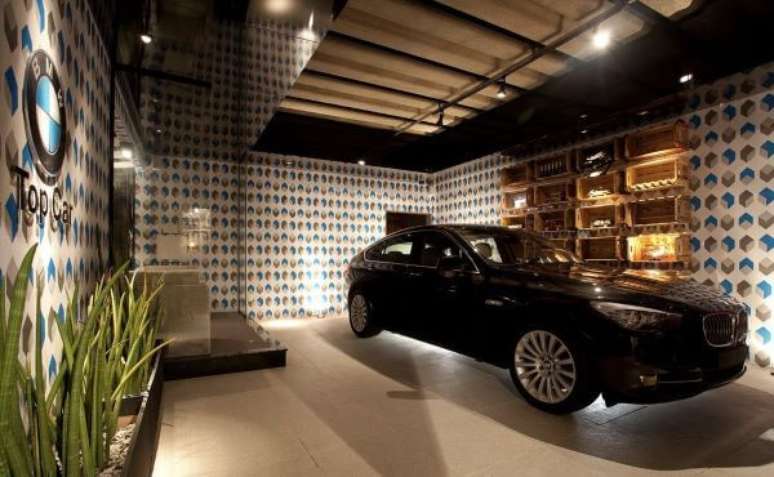 30. Cerâmica para garagem coberta com carro moderno e revestimentos coloridos na parede – Foto Pinterest