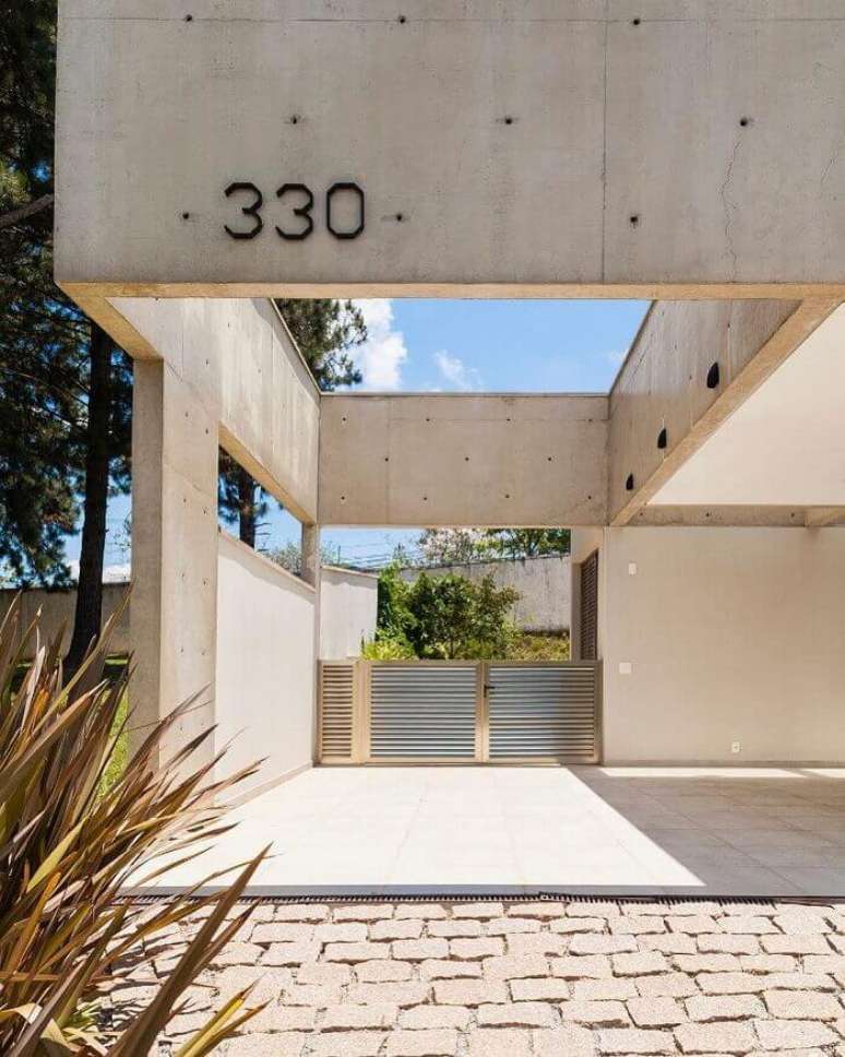 19. Casa moderna com cerâmica para garagem em bege e piso de pedra – Foto Studio Scatena Arquitetura