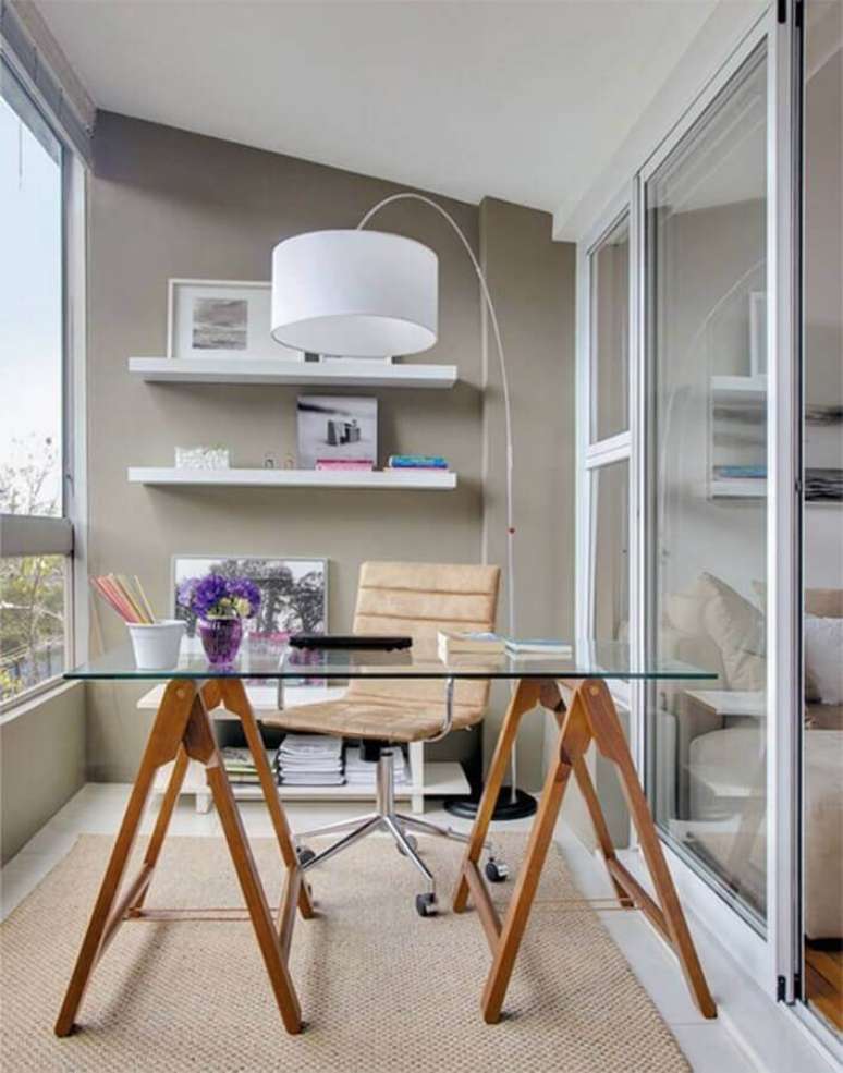 26. Decora&ccedil;&atilde;o de home office com escrivaninha de vidro e lumin&aacute;ria de piso &ndash; Foto: Architecture Art Designs