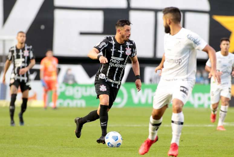 Lucas Piton faz primeiro treino com o elenco do Corinthians após