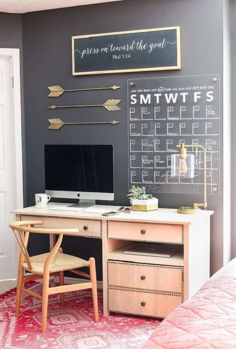 56. Mesa escrivaninha home office cinza decorado com painel de datas na parede &ndash; Foto: Pinterest