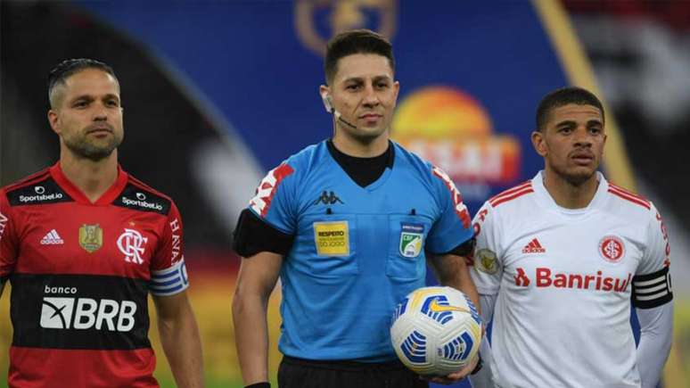 O árbitro Paulo Roberto Alves Júnior entre os capitães de Fla e Inter (Foto: Ricardo Duarte/S.C. Internacional