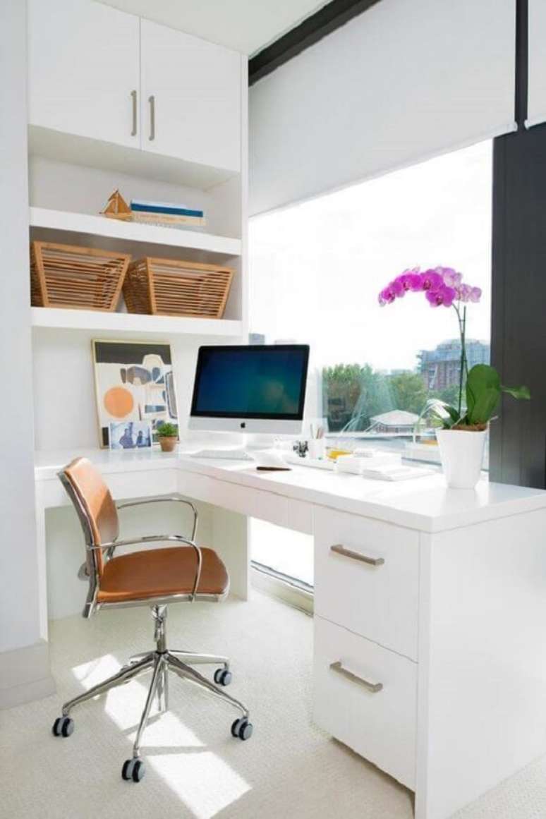 10. Escritório clean com escrivaninha e gaveteiro branco moderno. Fonte: Princesas Empreendedoras