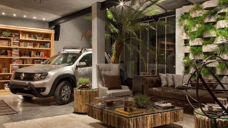 58. Garagem moderna com piso de cerâmica liso e decoração para organizar livros e um jardim vertical – Foto Pinterest