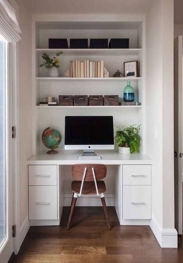 21. Decora&ccedil;&atilde;o com escrivaninha para home office pequeno planejado &ndash; Foto: Pinterest