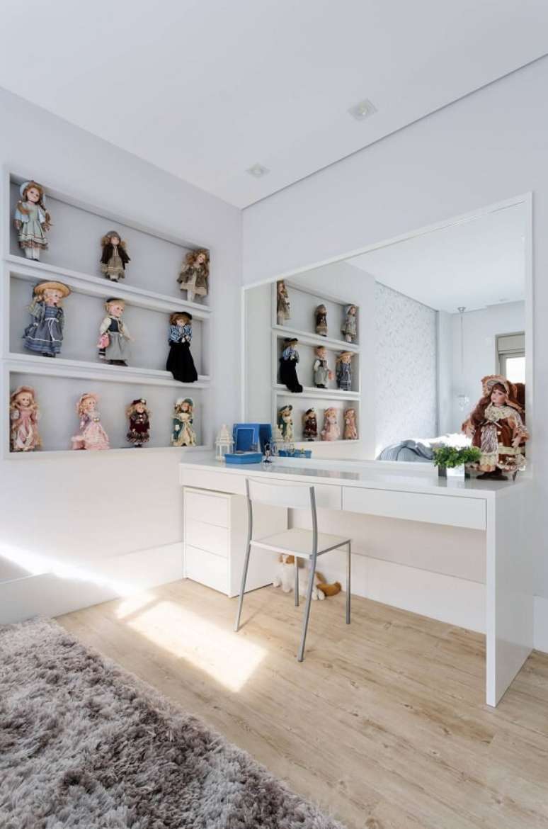 39. O gaveteiro branco ocupa pouco espa&ccedil;o na decora&ccedil;&atilde;o de quarto infantil. Projeto de Alex Bonilha