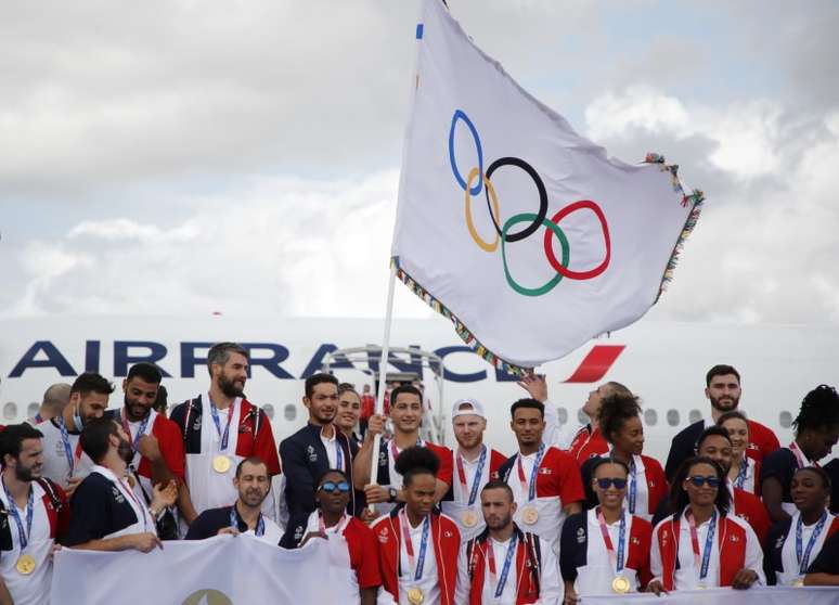 Medalhistas olímpicos franceses desembarcam com bandeira olímpica em aeroporto de Paris
09/08/2021
REUTERS/Sarah Meyssonnier