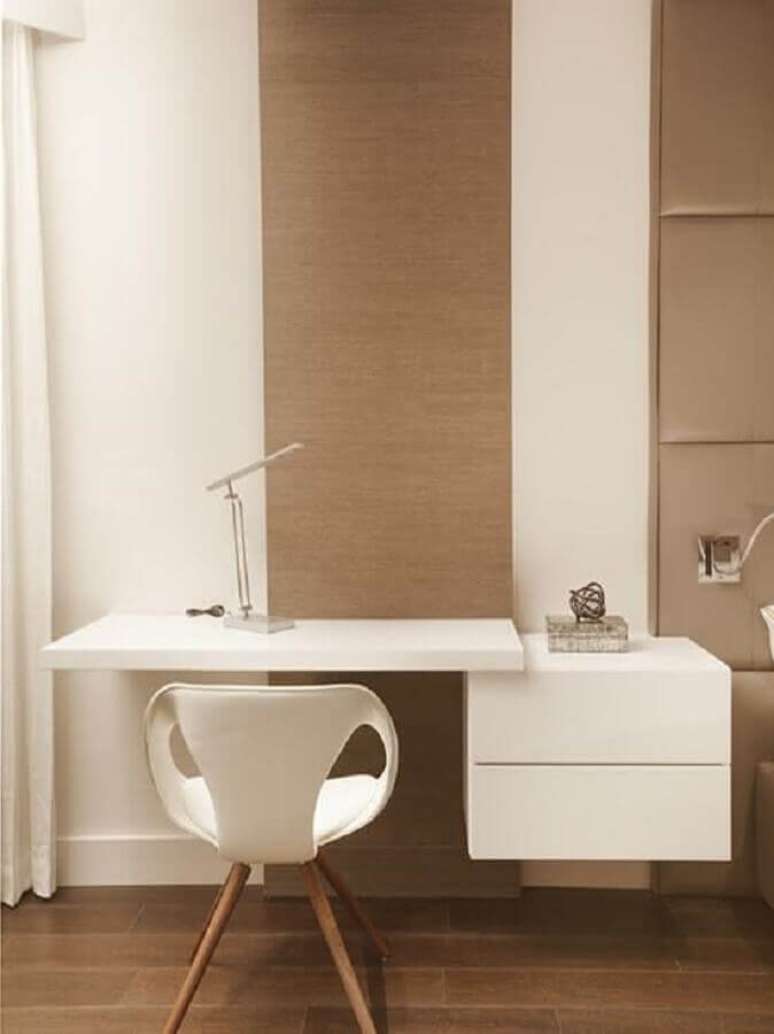 8. Decora&ccedil;&atilde;o em cores neutras com escrivaninha home office suspensa &ndash; Foto: Jeito de Casa