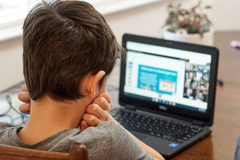 Deixar crianças sem supervisão ou instruções para lidar com estranhos na internet pode ser bem problemático.