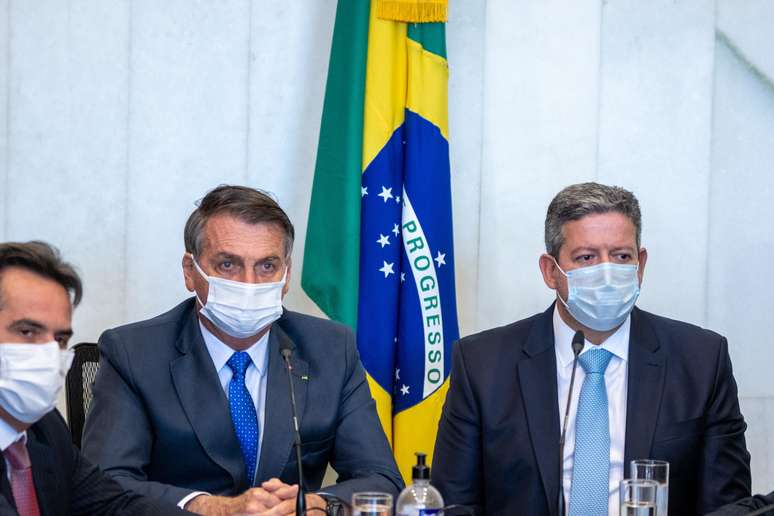 Bolsonaro entrega MP do Auxílio Brasil para o presidente da Câmara, Arthur Lira