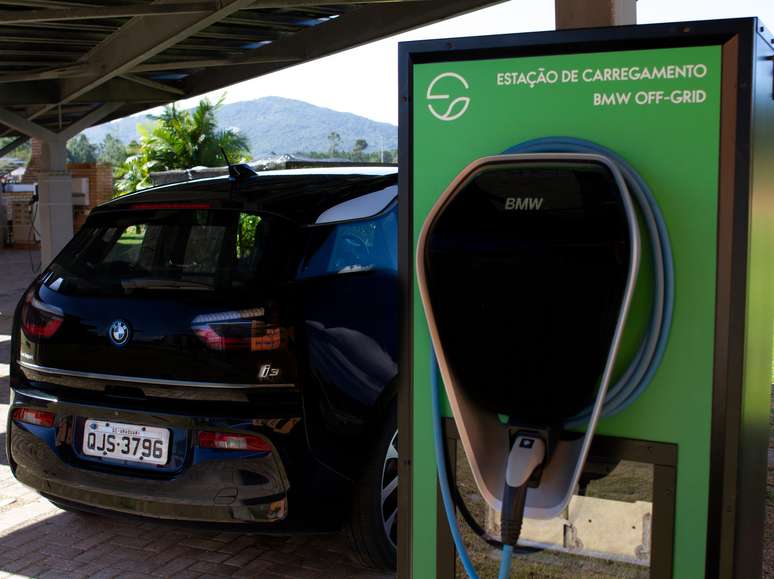 Estação de recarga utiliza baterias do BMW i3.