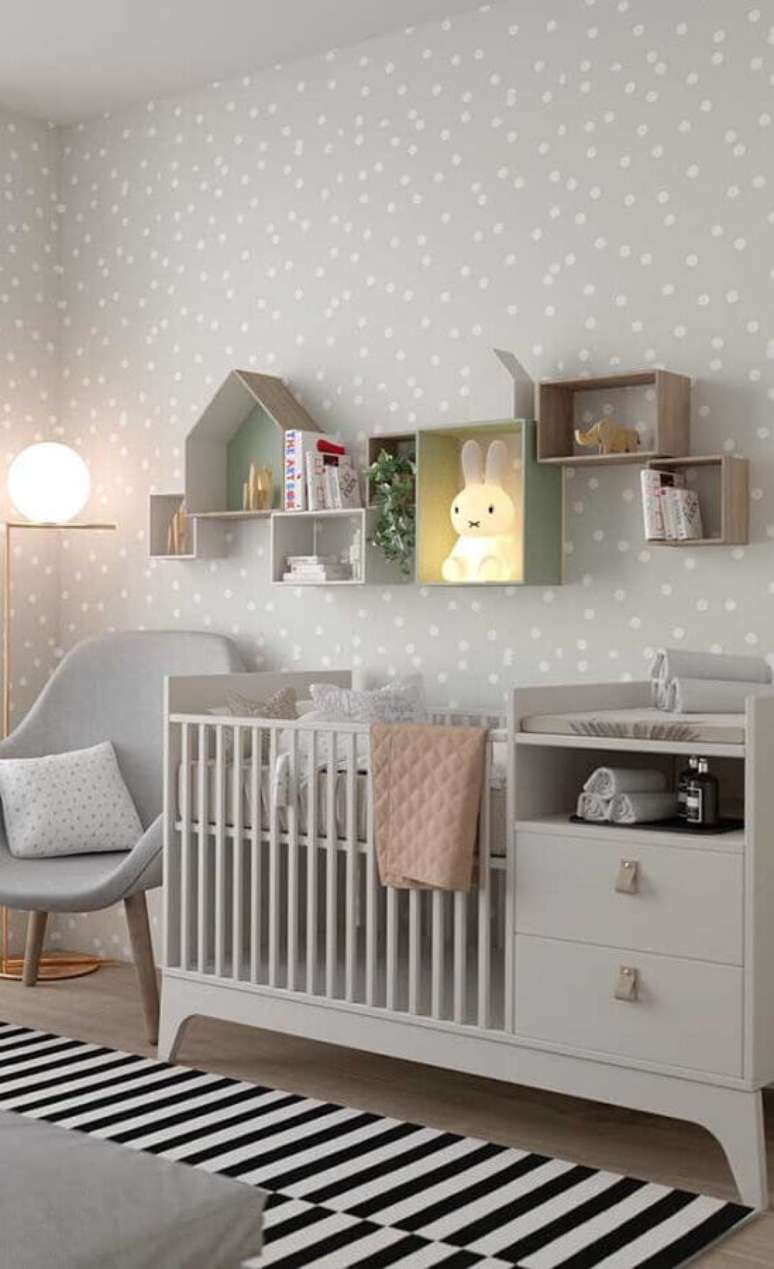 24. Decoração de quarto para bebê com tapete listrado e papel de parede delicado – Foto: Pinterest