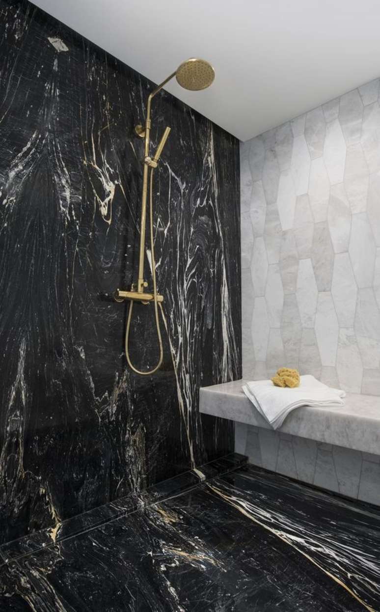 8. Banheiro de mármore preto no box e chuveiro dourado – Foto Covet House