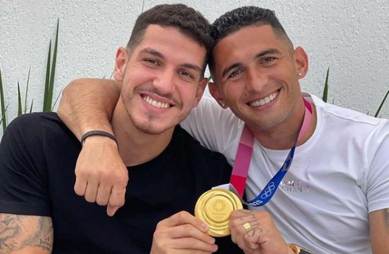 Nino e Danilo Barcelos com a medalha de ouro conquistada em Tóquio (Foto: Reprodução)