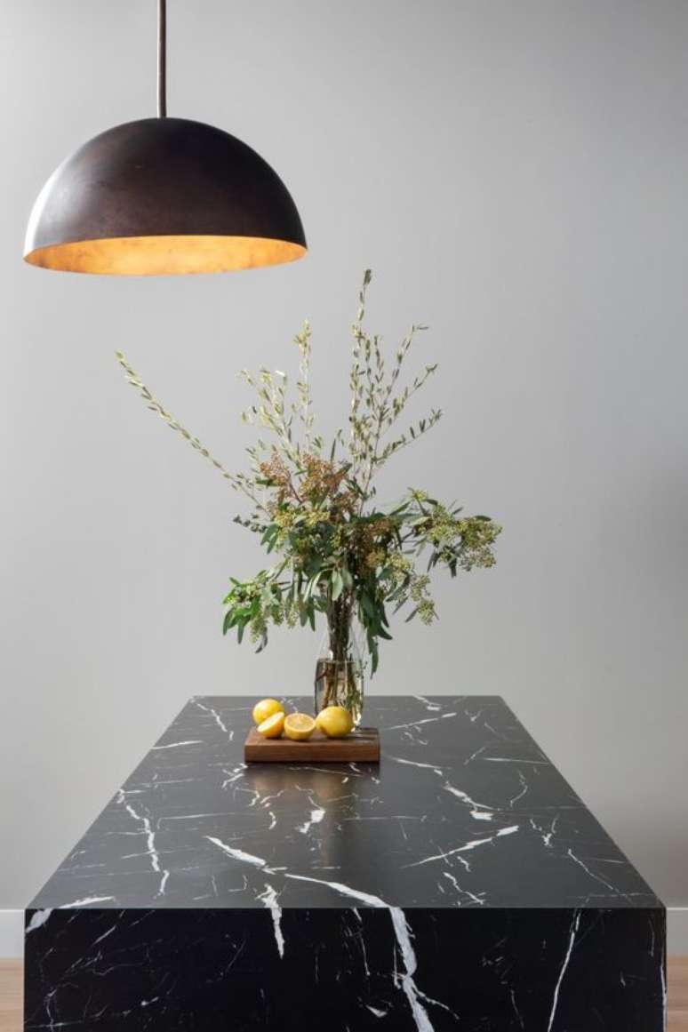 5. Bancada de mármore preto para cozinha – Foto Domino