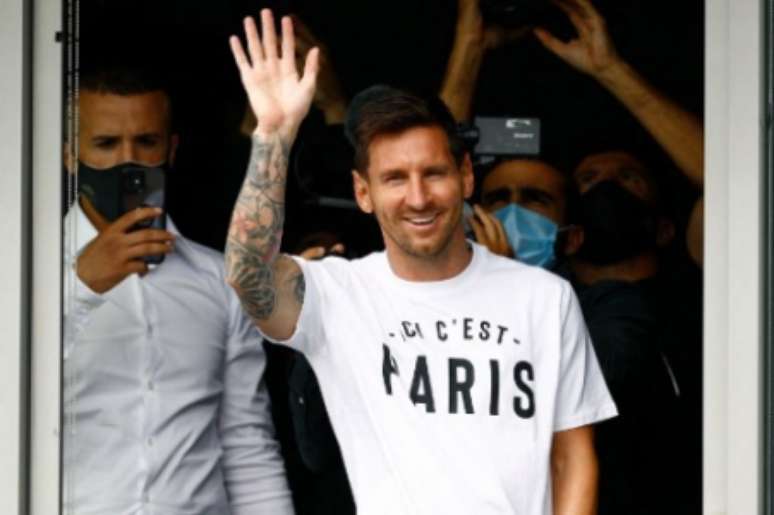 Messi fez questão de saudar os torcedores do PSG, que acamparam no aeroporto (Foto: SAMEER Al-DOUMY / AFP)